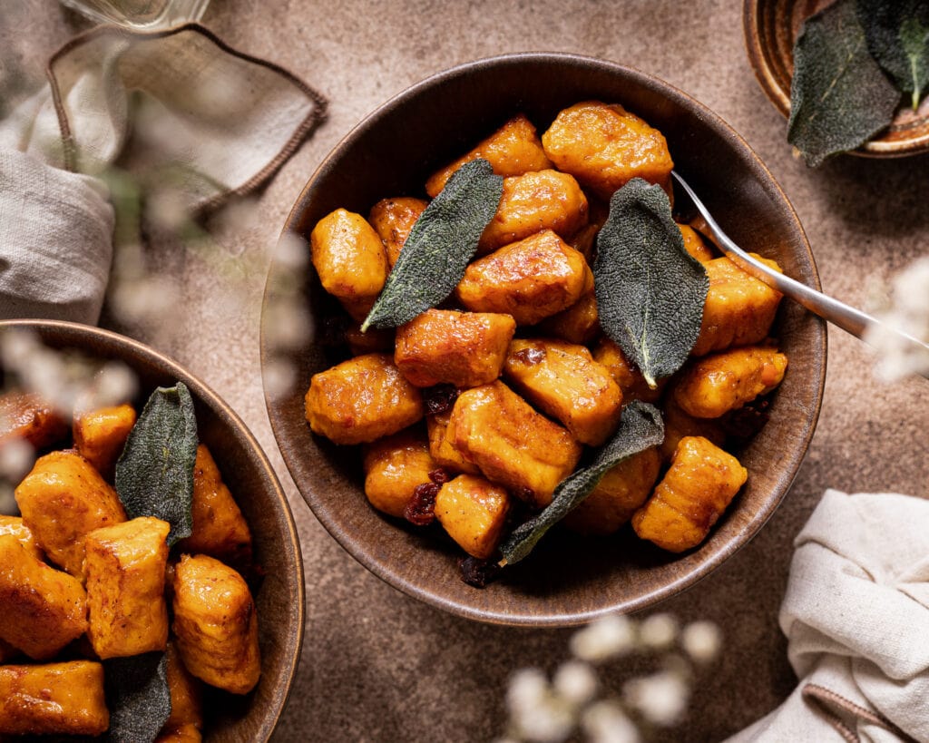 leckere Kürbisrezepte: vegane Kürbisgnocchi mit knusprigem Salbei