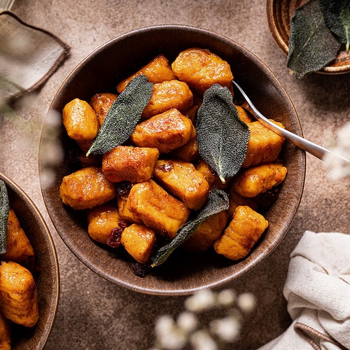 vegane Kürbisgnocchi mit knusprigem Salbei