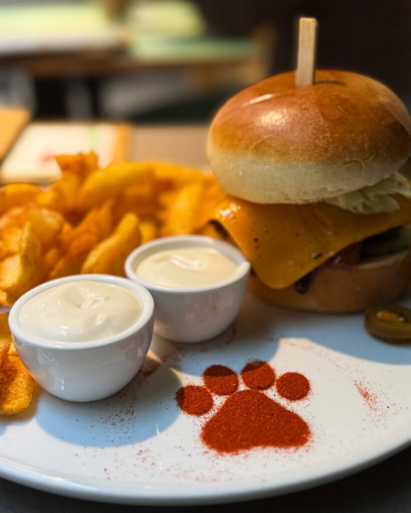 Burger im Katzentempel