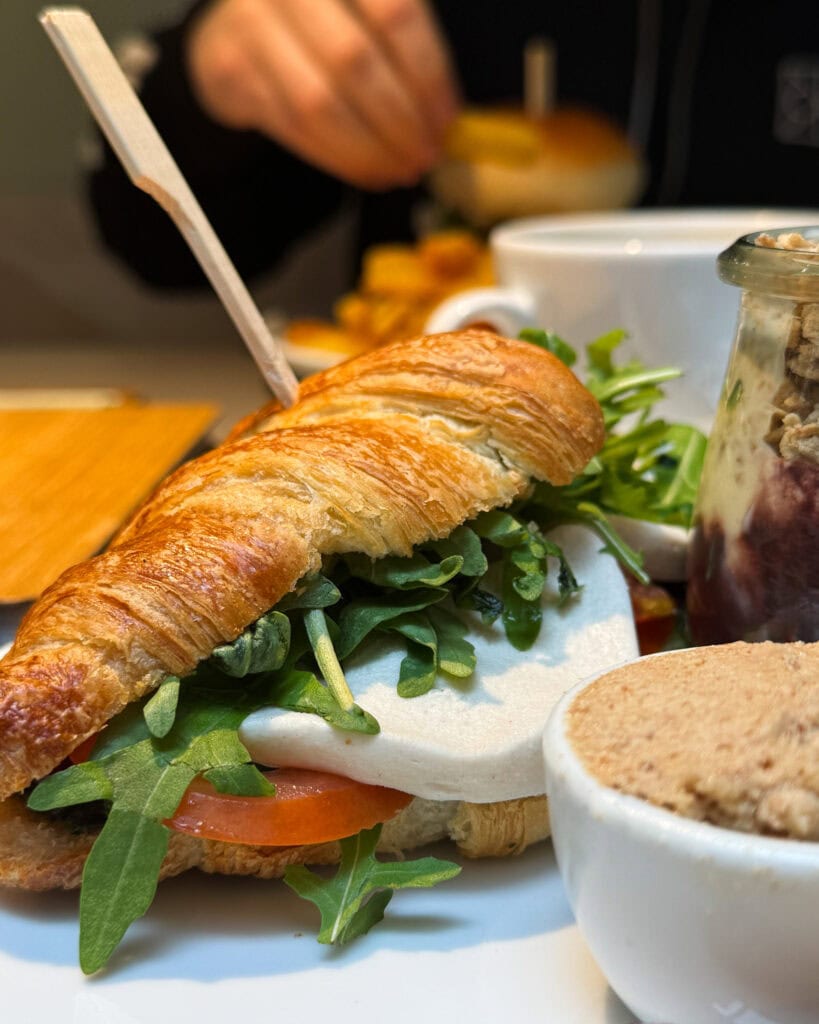 Croissant im Katzentempel