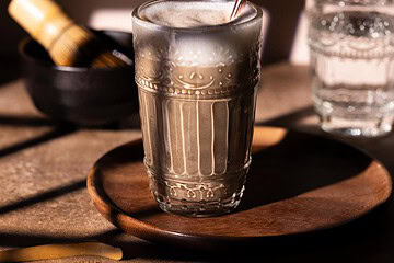 Food Fotografie Tipps - Hojicha Latte in Gobo-Licht-Setup