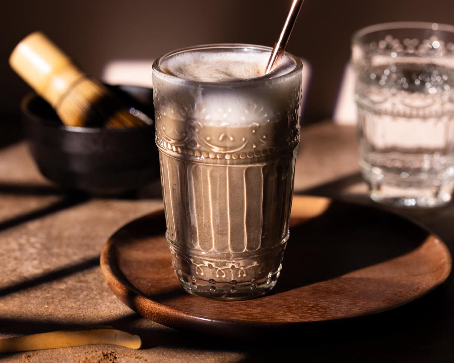 Food Fotografie Tipps - Hojicha Latte in Gobo-Licht-Setup