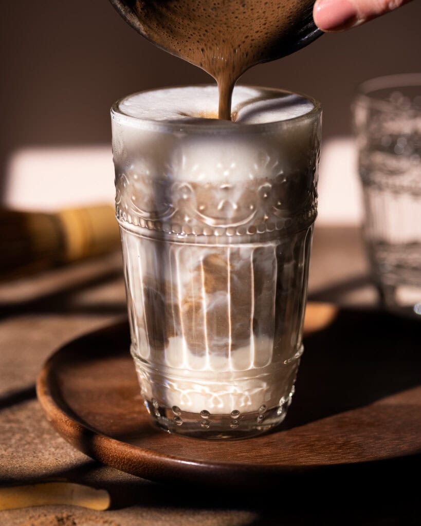 Hojicha Latte in Gobo-Light-Setup