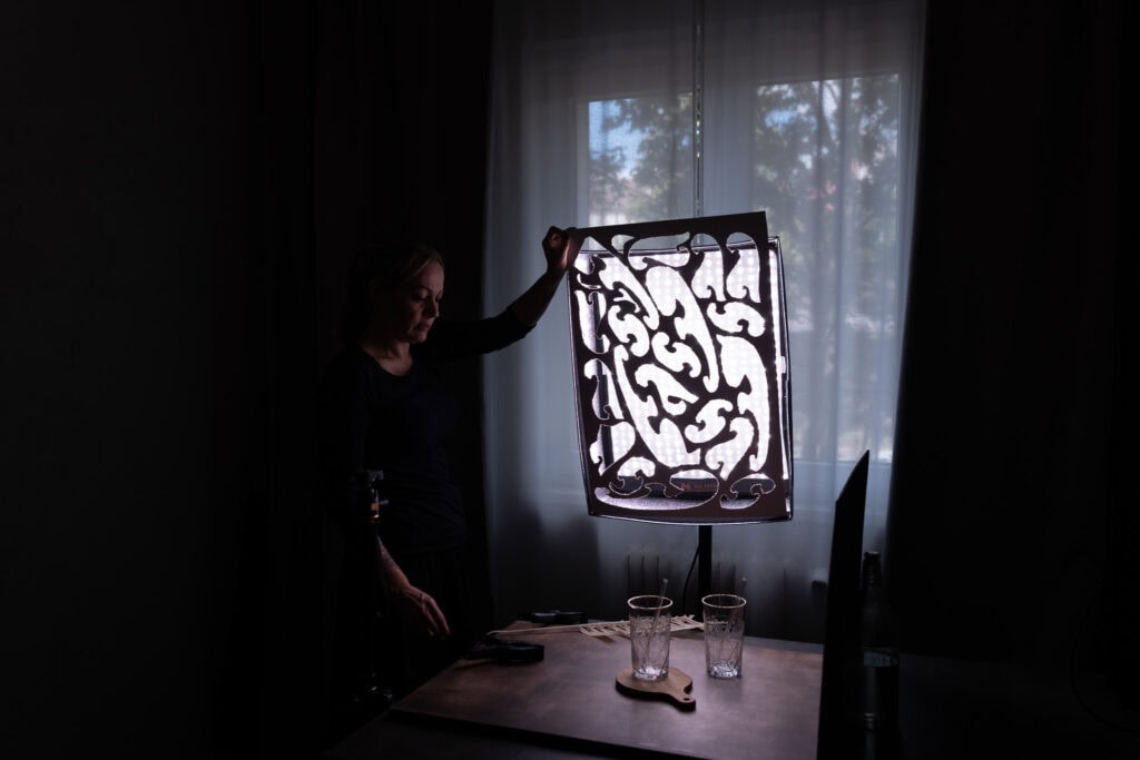 DIY Gobo für Food Fotografie: Pappe mit ausgeschnittenem Muster vor LED-Lampe