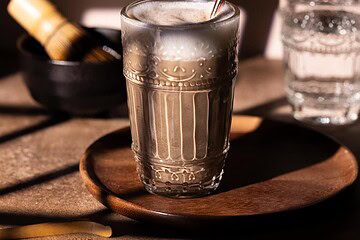 Food photography tips - Hojicha Latte in Gobo Light Setup