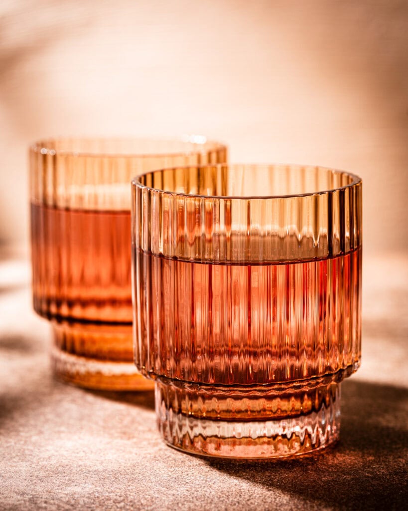 Drinks fotografiert mit DIY Gobo und gerichtetem Kunstlicht