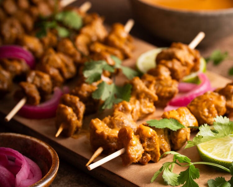 Seitan Saté auf veganem Party Buffet