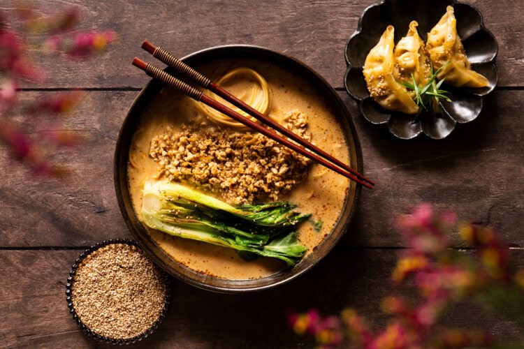 Vegane japanische Tantan Suppe mit Chili Öl und Pak Choi