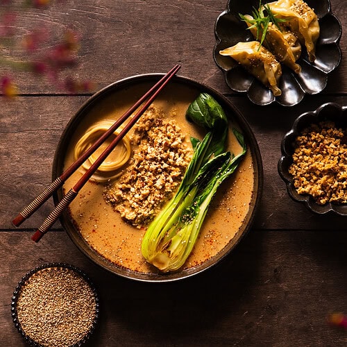 Vegane japanische tantan suppe mit Pak Choi