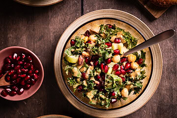 Grünkohl-Salat mit geröstetem Sesam-Dressing und Granatapfel