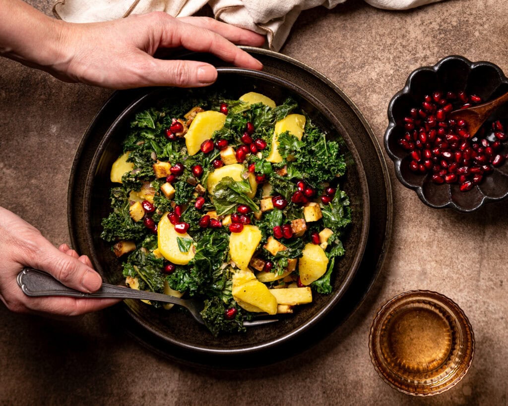Grünkohlpfanne mit Granatapfelkernen