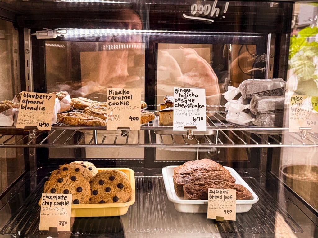 Gebäckvitrine bei Folksaka in Osaka