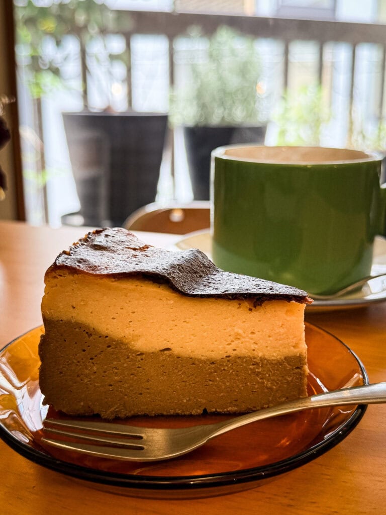 Veganer Hojicha Cheesecake bei Folksaka in Osaka