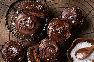 homemade vegan chocolate cups with vego melts, maple syrup and flaky salt