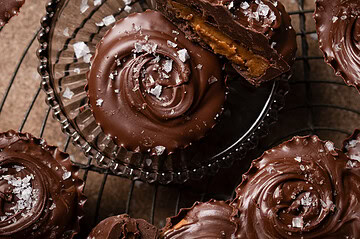 vegane Mandelbutter Cups mit Vego melts und fleur de sel