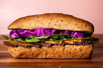 Räuchertofu Saté Sandwich mit Rotkohl