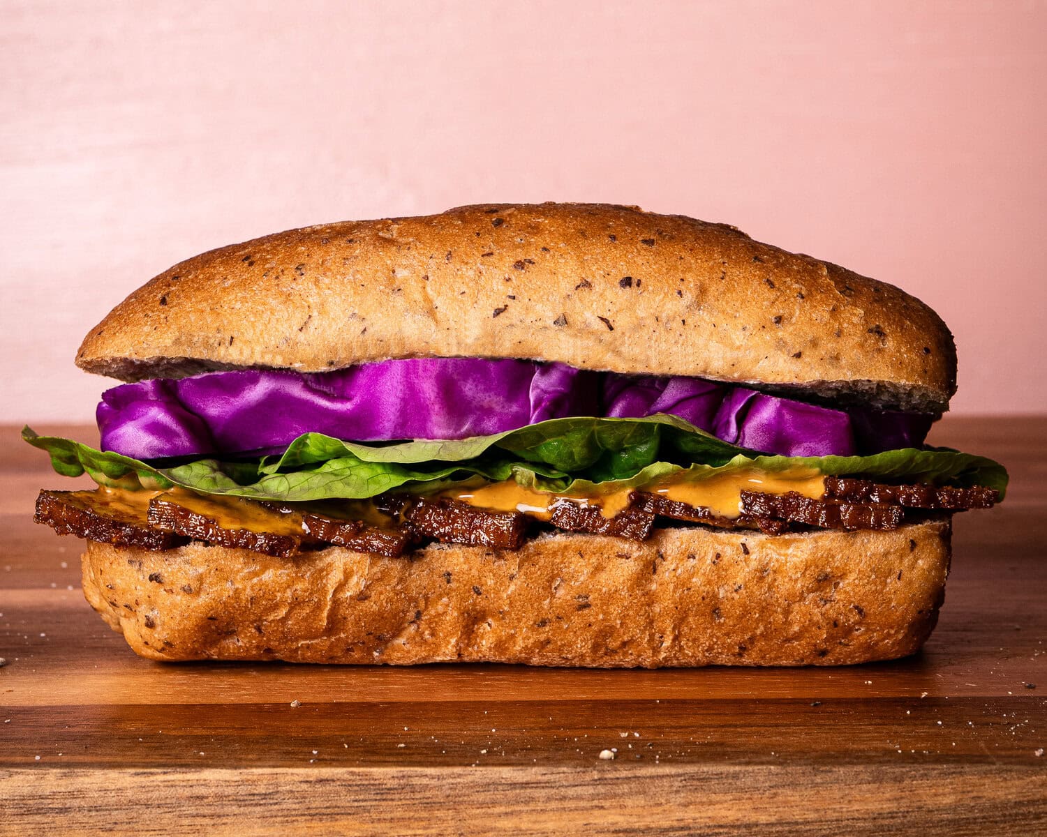 Räuchertofu Saté Sandwich mit Rotkohl