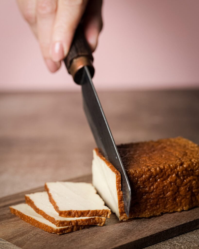 Räuchertofu in dünne Scheiben schneiden