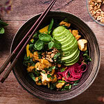 Veganer Glasnudelsalat mit Mango, Avocado und fluffigem Tofu