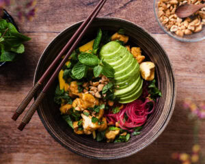 Veganer Glasnudelsalat mit Mango, Avocado und fluffigem Tofu