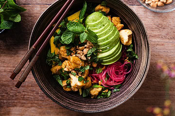 Veganer Glasnudelsalat mit Mango, Avocado und fluffigem Tofu