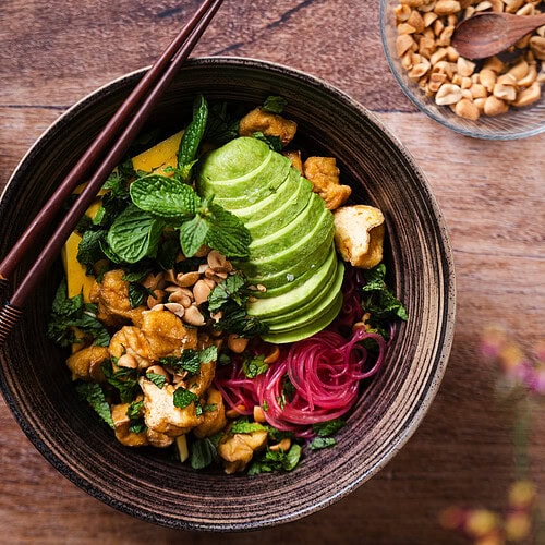 Veganer Glasnudelsalat mit Mango, Avocado und fluffigem Tofu