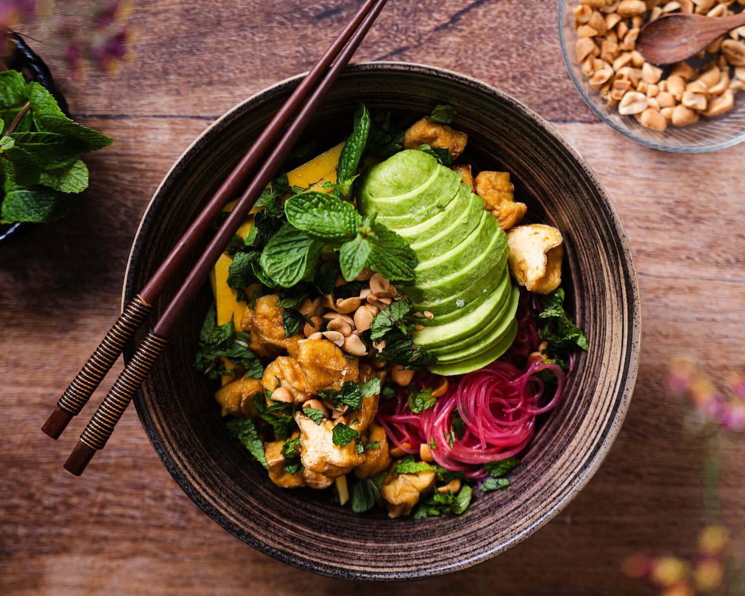 Veganer Glasnudelsalat mit Mango, Avocado und fluffigem Tofu