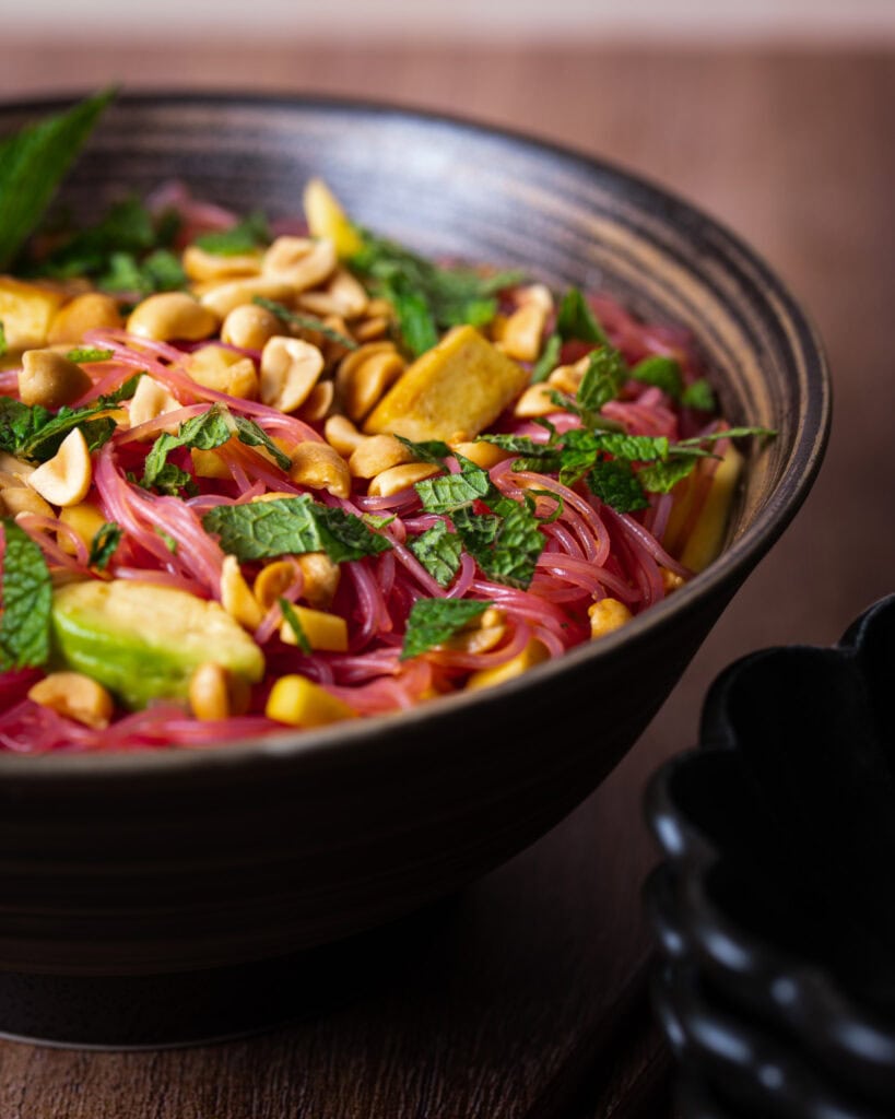 Mango-Salat mit Avocado und Glasnudeln
