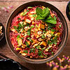 Veganer Glasnudelsalat mit Mango, Avocado und fluffigem Tofu in großer Schüssel