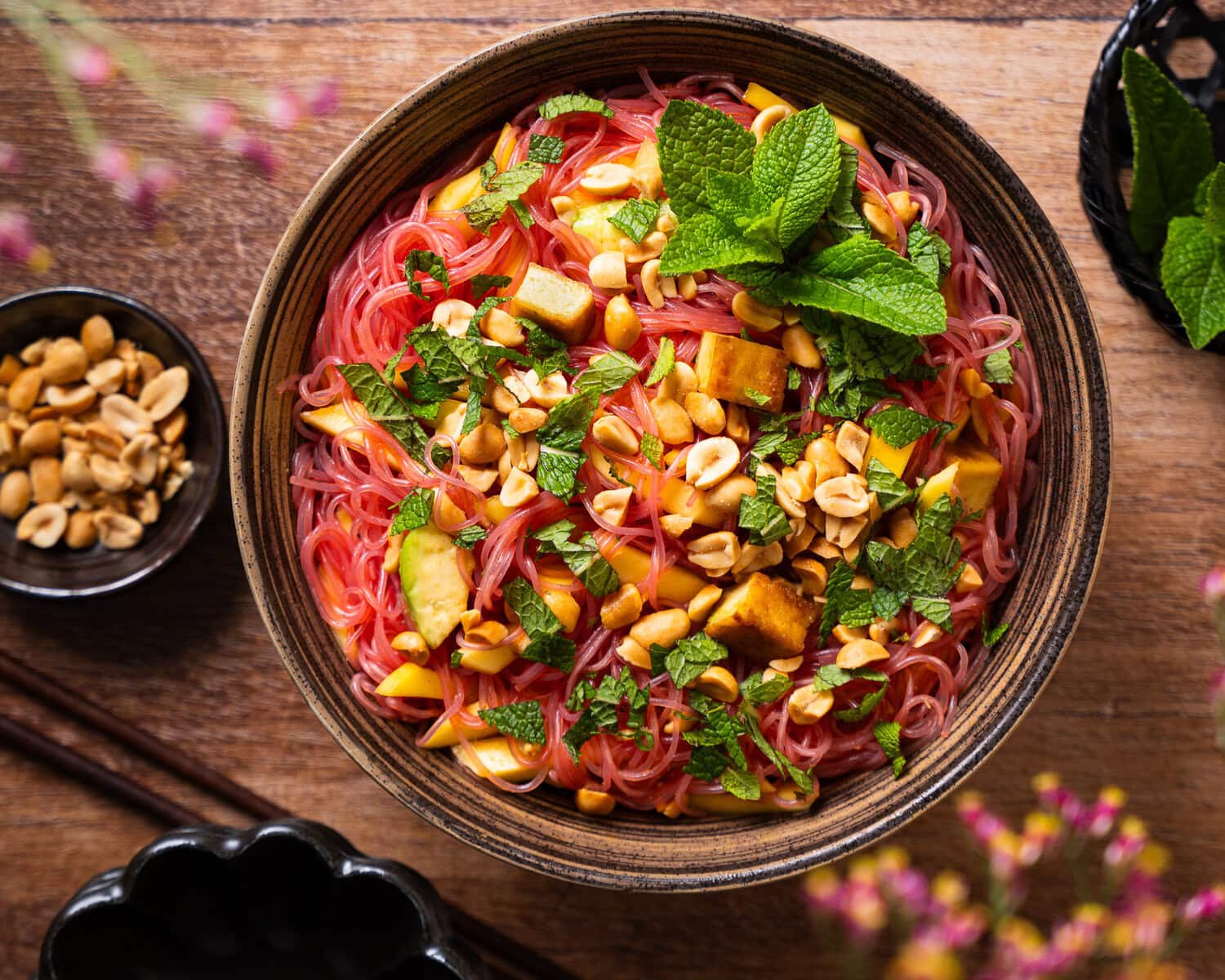 Veganer Glasnudelsalat mit Mango, Avocado und fluffigem Tofu