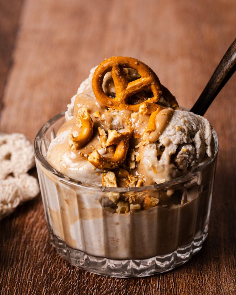Veganes Bananeneis mit Dattelkaramell (Banoffee Eis)