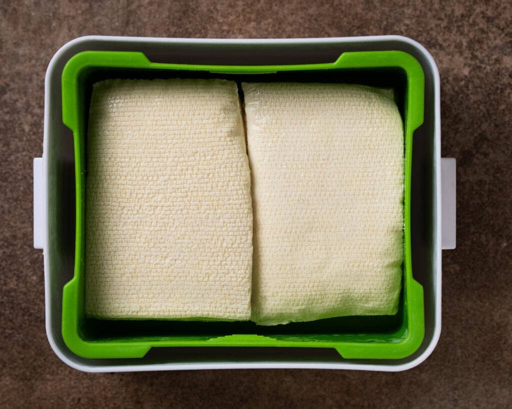 Tofu in der Tofupresse