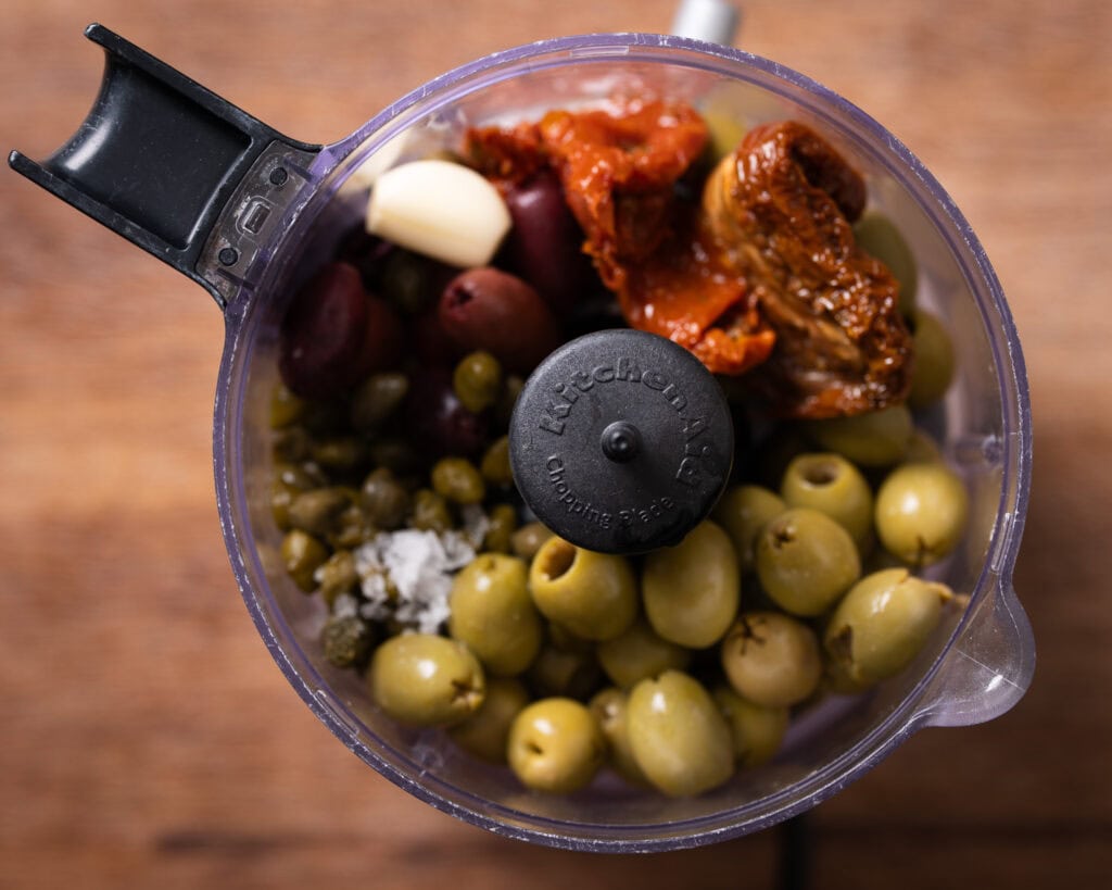 Olivenpesto Zutaten im Food processor