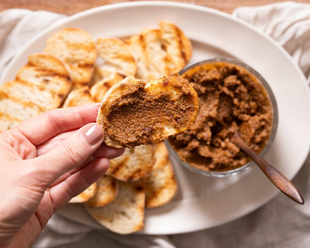 Olivenpesto auf Brot