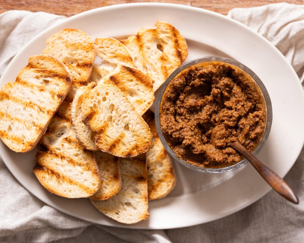 Olivenpesto mit Brot