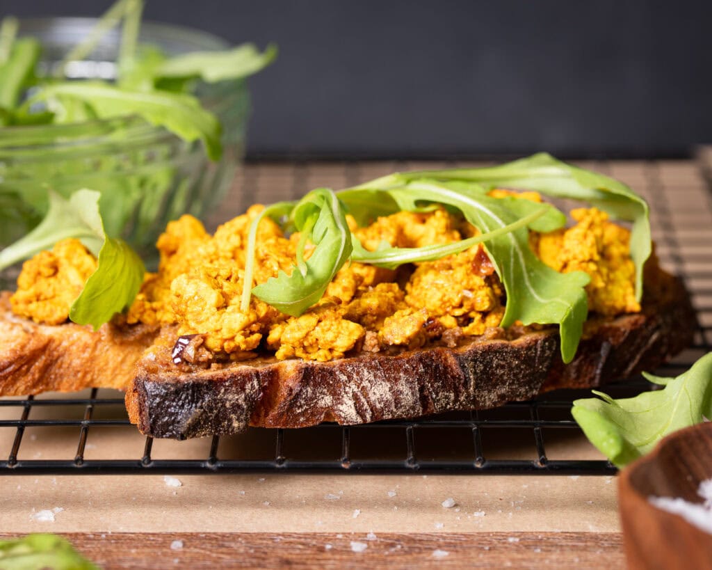 Sandwich with olive pesto and scramble vegan