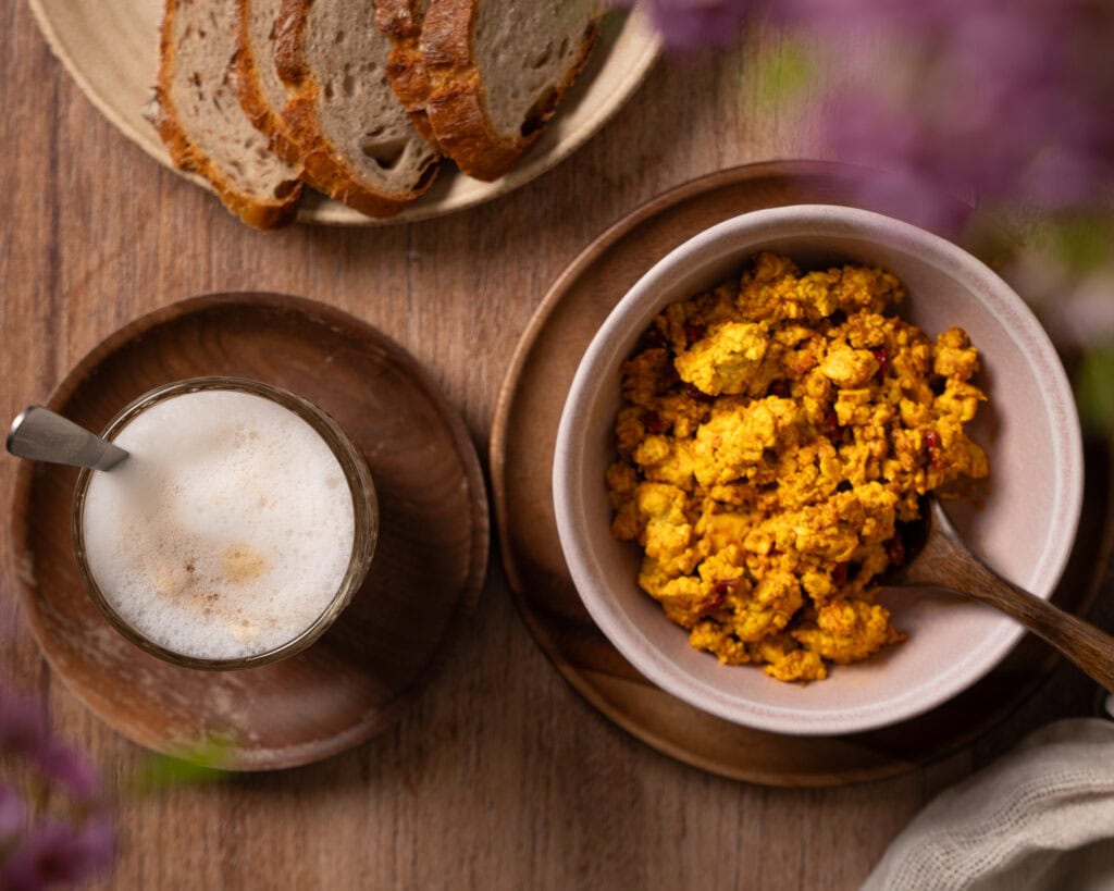Veganes 5 minuten scramble und Kaffee